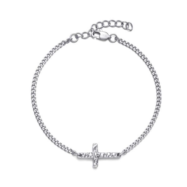 Vandfast Celestina Kors Armbånd med Hamret struktur i Stål med Ægte Sølvbelægning (PVD) – 19 x 10 mm