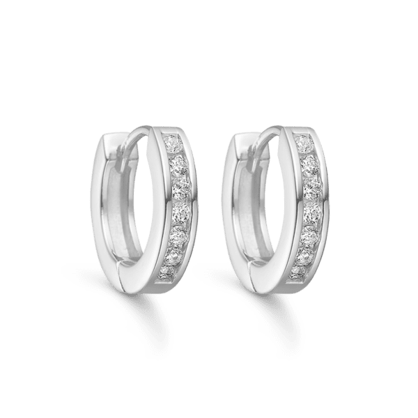 Hoops i sølv, med hvide smykke sten. 3,4 x 16 mm.